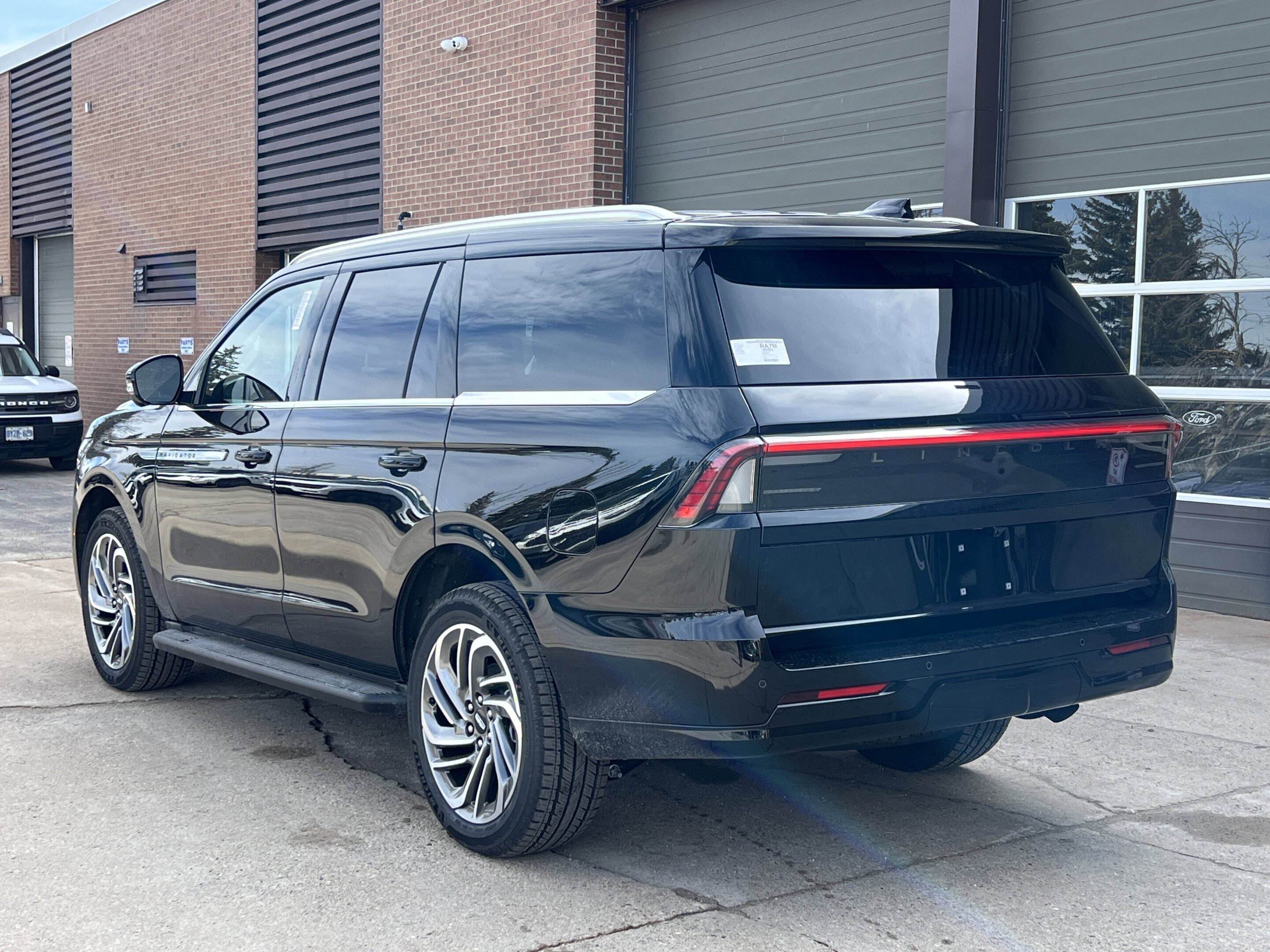 New 2027 Lincoln Navigator L Reserve 3.5 L 4WD at KW Auto Credit