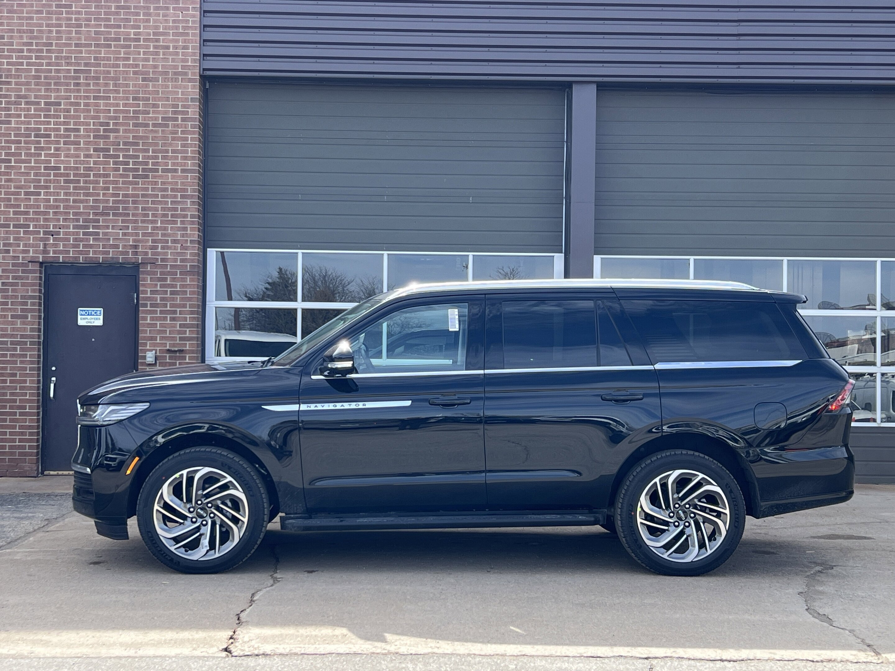 New 2027 Lincoln Navigator L Reserve 3.5 L 4WD at KW Auto Credit